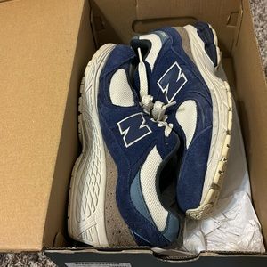 NEW BALANCE 2002R NAVY AND CREAM